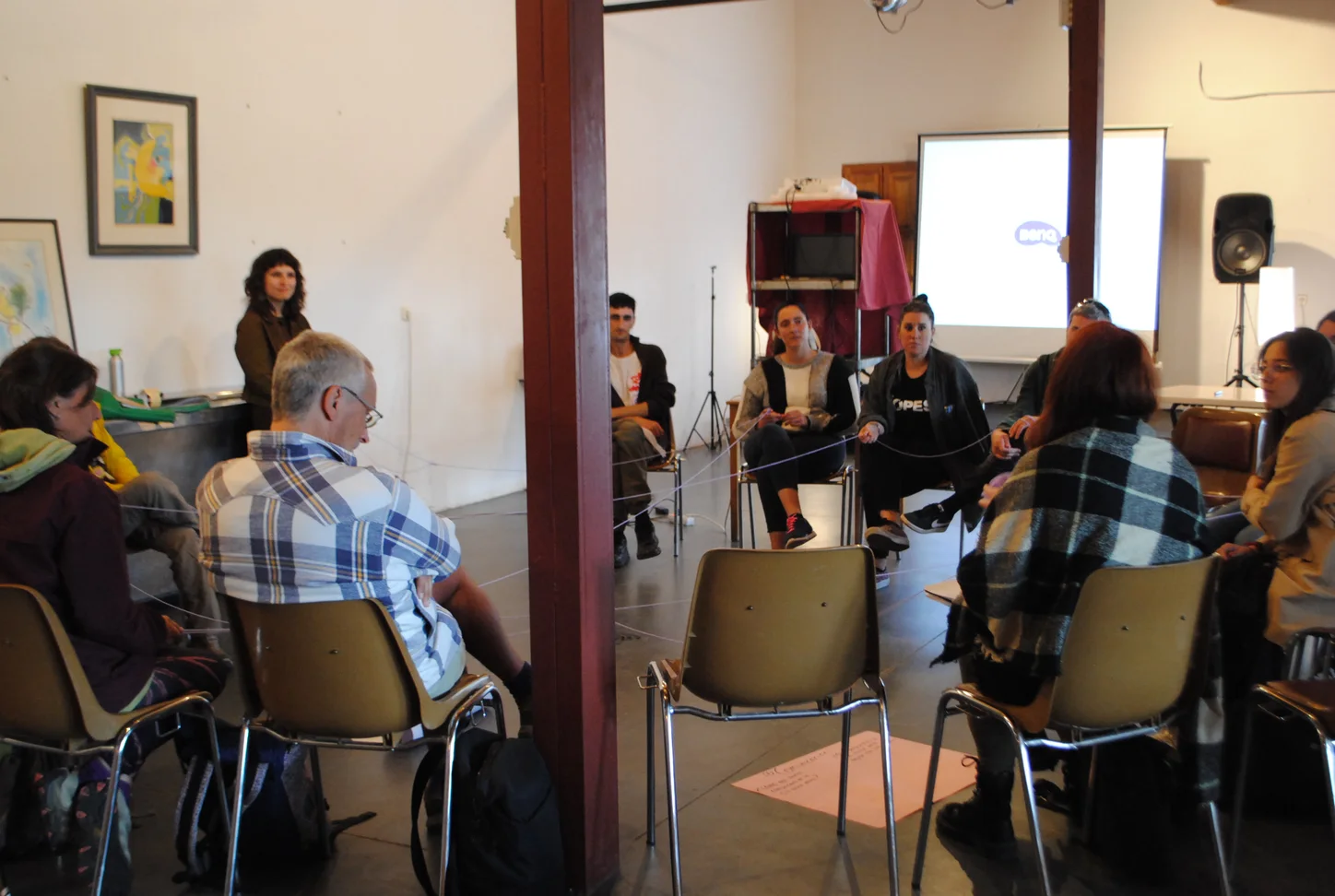 Un grupo de personas se reúnen para aprender sobre los juegos tradicionales en la Sierra Norte de Madrid.