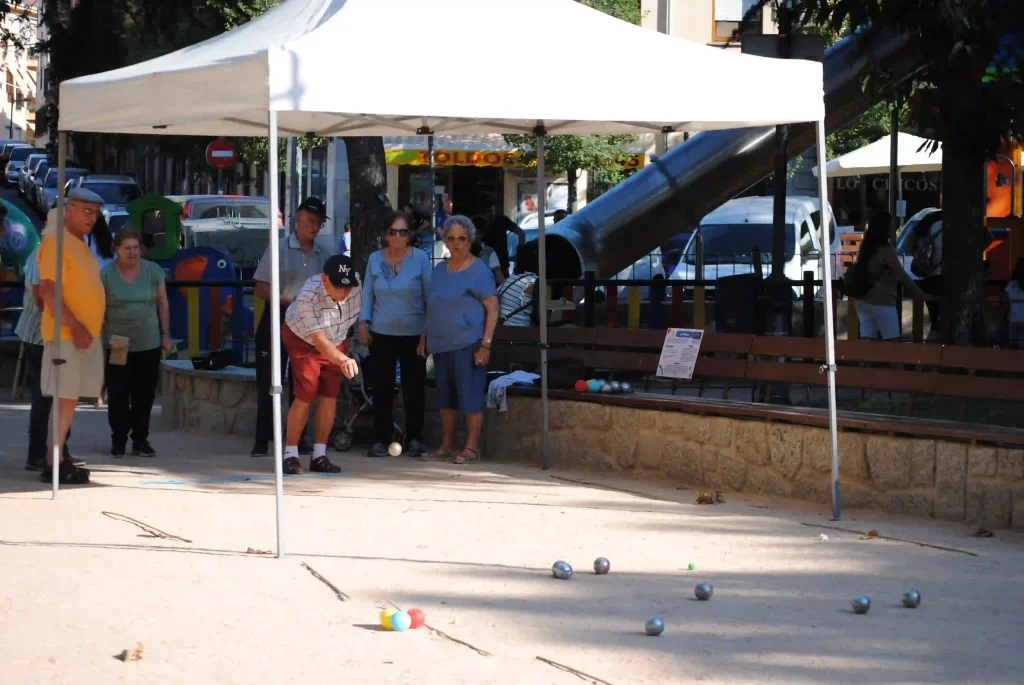 Gente jugando a la petanca